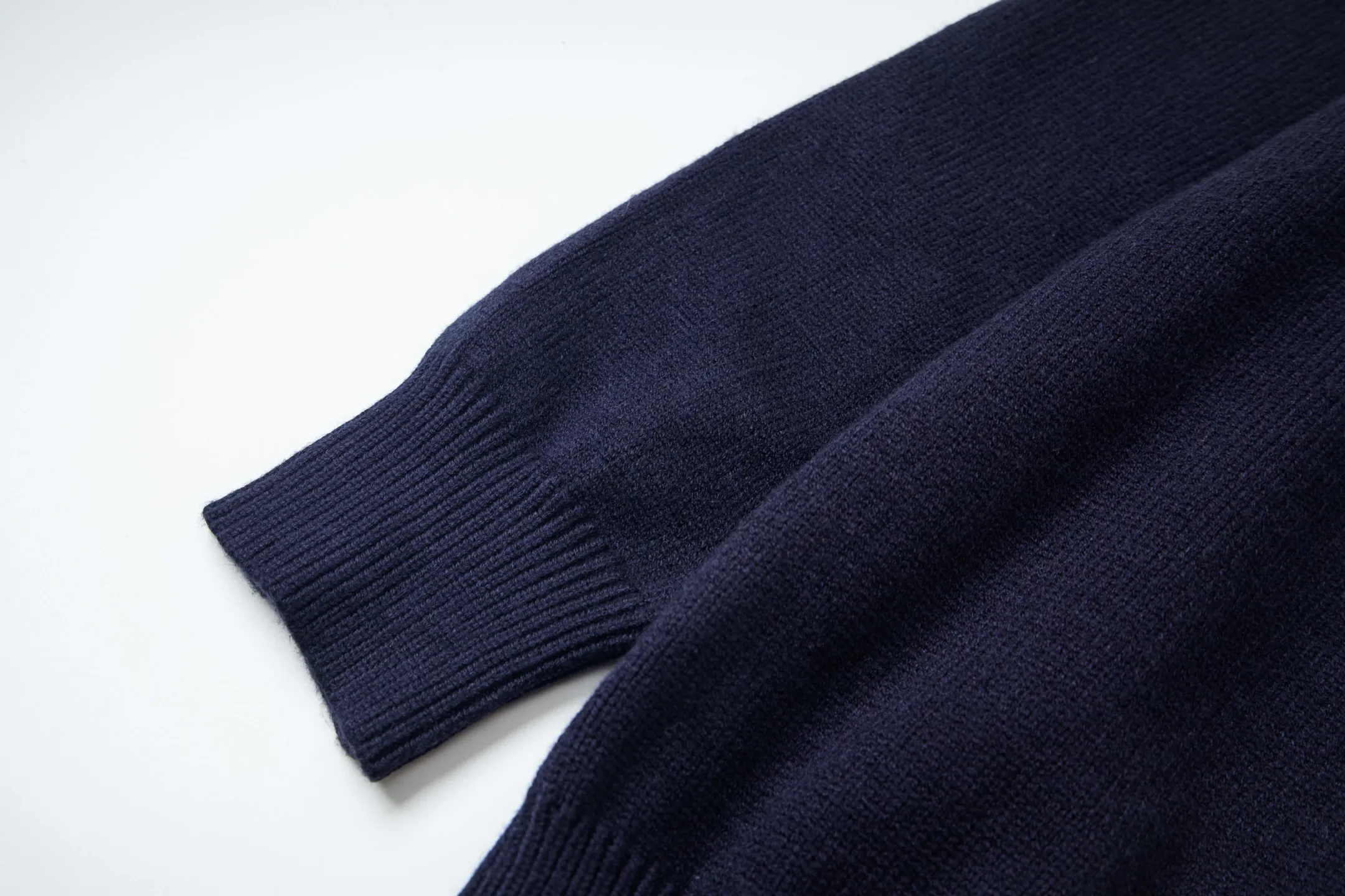 P210 Style number: Y197 Ralph Lauren men's crew neck sweater men's hemp flower original collar sweater. The version is really good-looking. It can be worn alone or as a jacket to be worn inside or outside. The upper body shows personal fashion charm. Four colors are available. The same style for men and women. A must-see item for new summer products. Tag, hanging grain, washed, packaging bag, full set of accessories. Very good appearance. Super exquisite workmanship. Size: S-XL